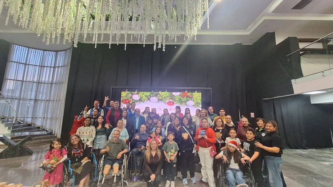 Personas en un encuentro comunitario con venta de productos artesanales.