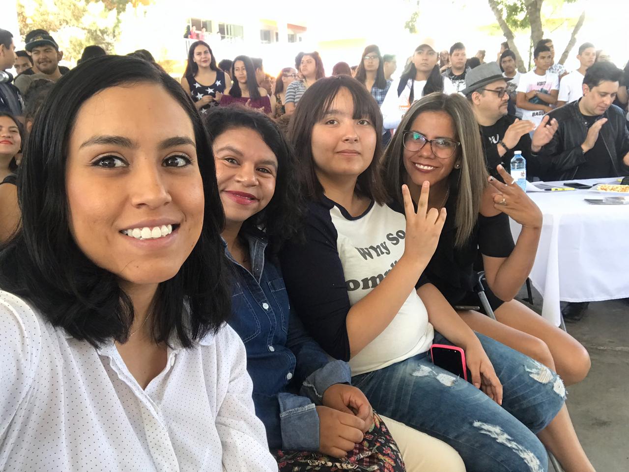 Mujeres tomándose una selfie en un evento.