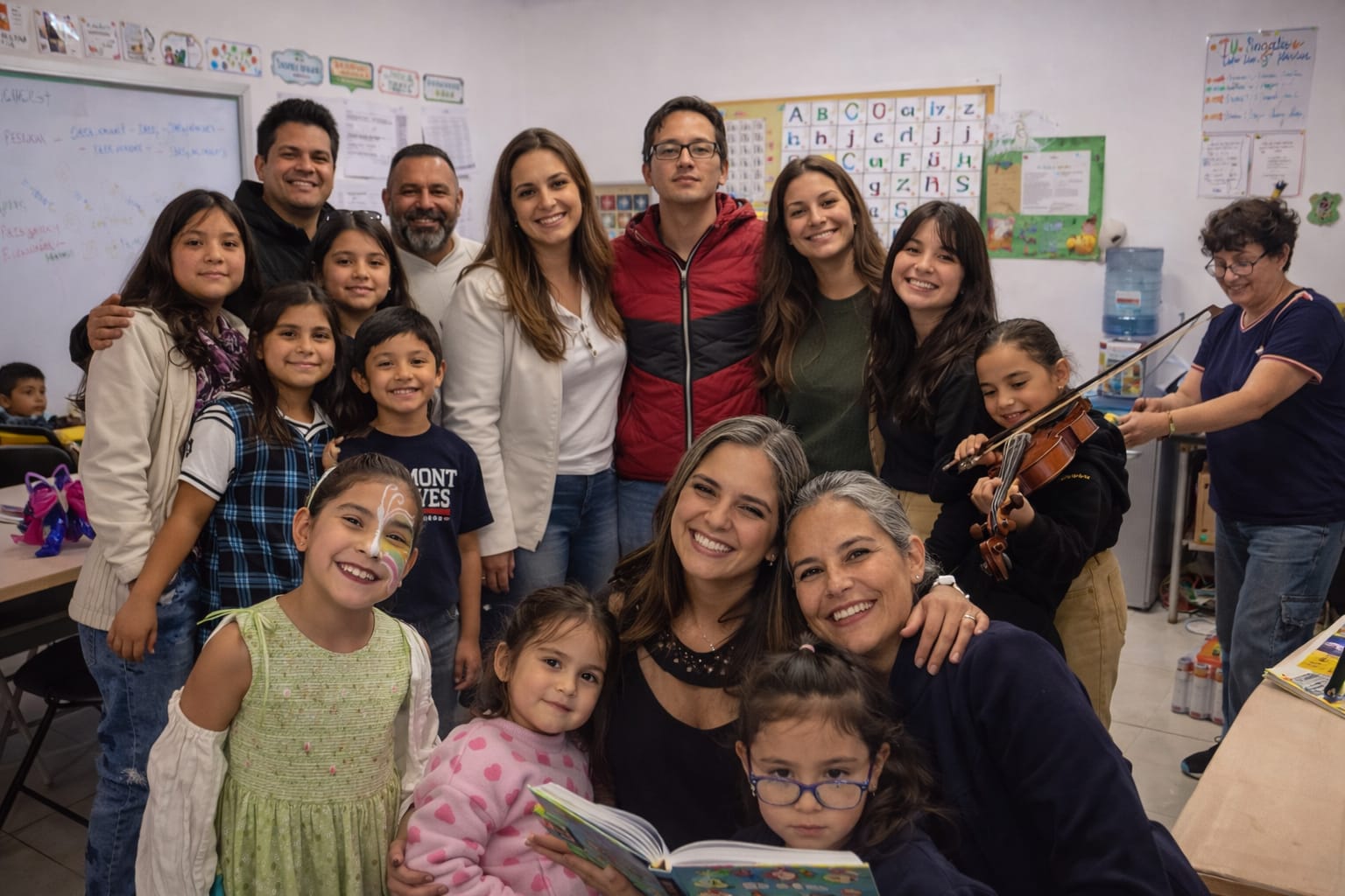 Grupo de niñas, niños y adultos participando en actividades educativas y recreativas en un espacio comunitario.