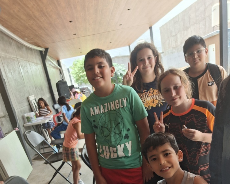 Niñas y niños participando en actividades grupales.