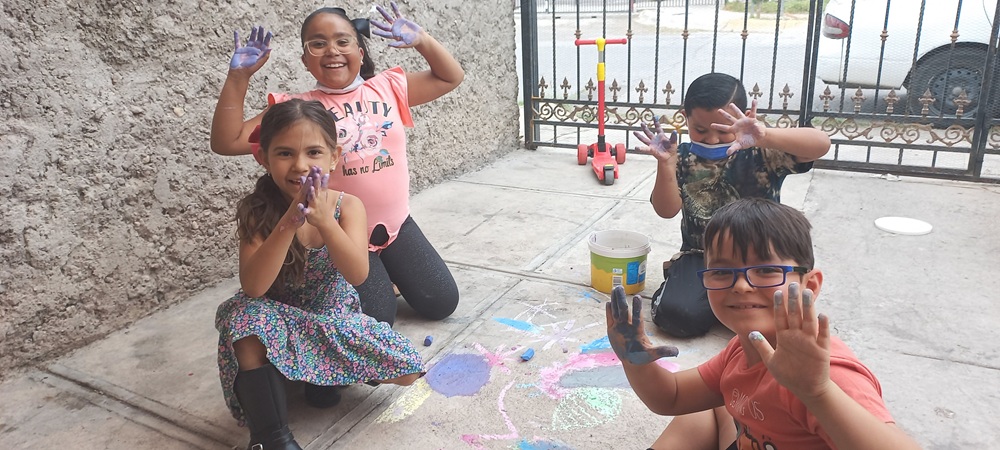 Niños pintando en un taller de arte.