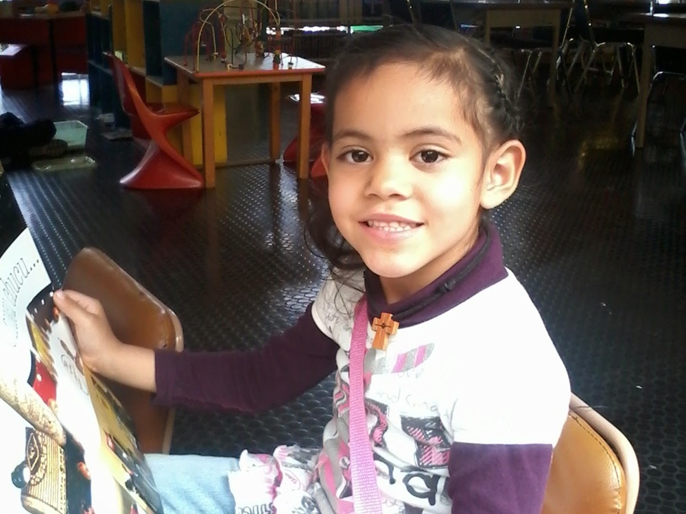 Niña leyendo en un taller.